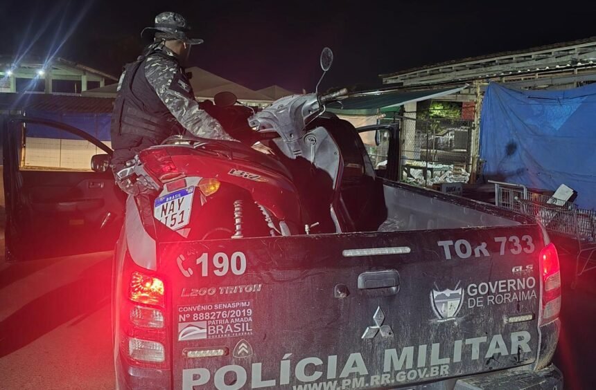 Policiais com motocicleta