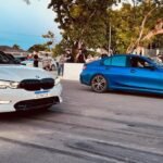 Dois carros em competição de arrancada