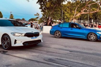 Dois carros em competição de arrancada