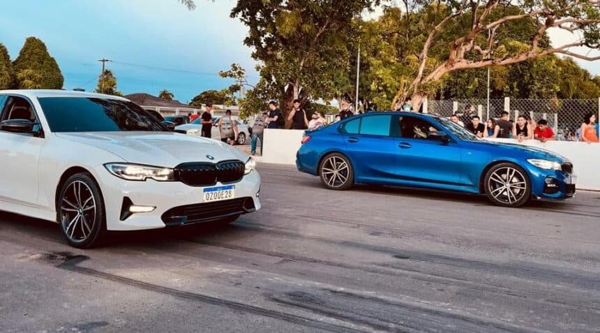 Dois carros em competição de arrancada