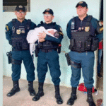 Policias fazem o parto de uma mulher em roraima, foto com a crianca no colo viraliza