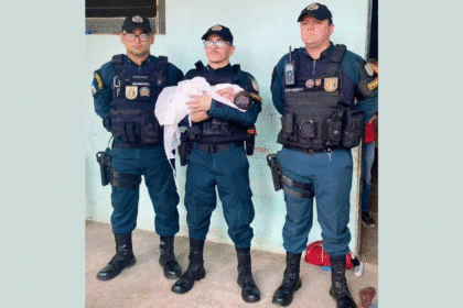 Policias fazem o parto de uma mulher em roraima, foto com a crianca no colo viraliza