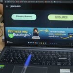 Computador com cursos abertos