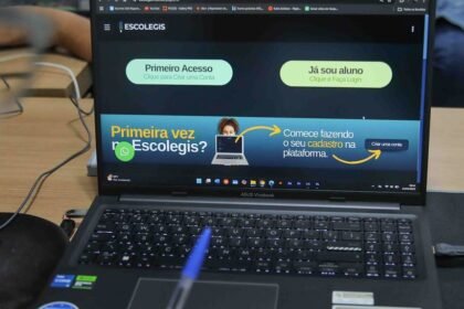 Computador com cursos abertos