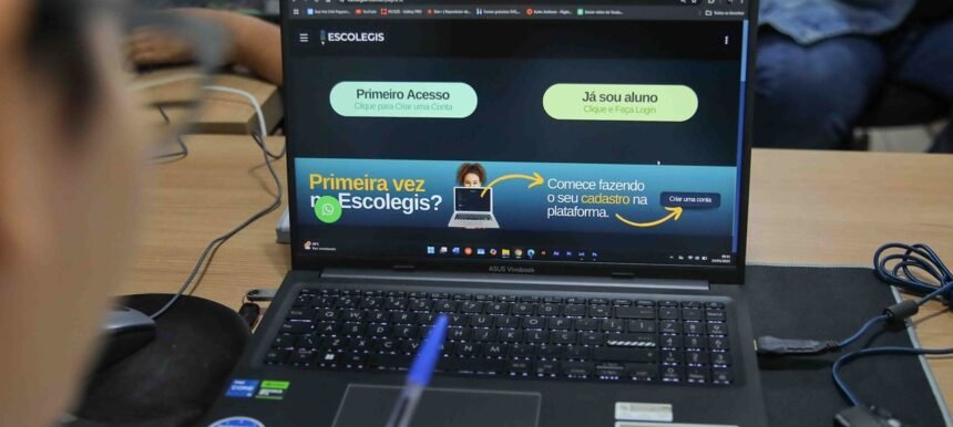 Computador com cursos abertos