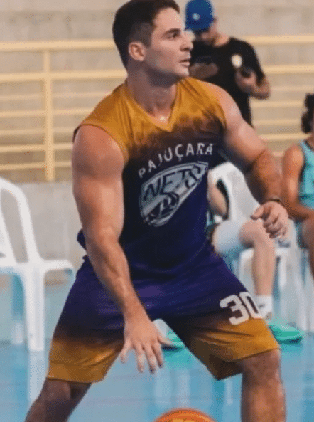 Homem que espancou namorada com 60 socos está preso e foi agredido