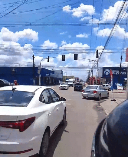 Segundo informações de uma seguidora aqui do portal, um semáforo está sem funcionar há dois dias no cruzamento da avenida N-5 com a rua Nazaré Filgueiras