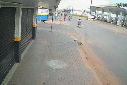 Moto pega fogo no bairro Canaã após atropelar cachorro