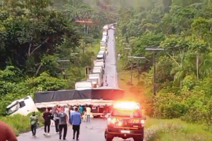 Carreta atravessada na BR-174
