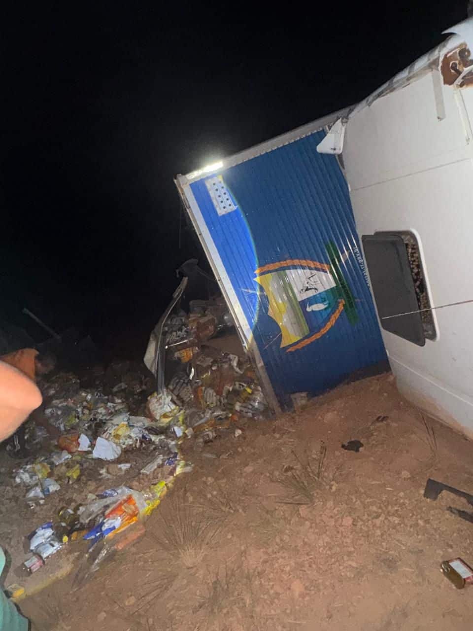 Caminhões do Programa Cesta da Família tombam