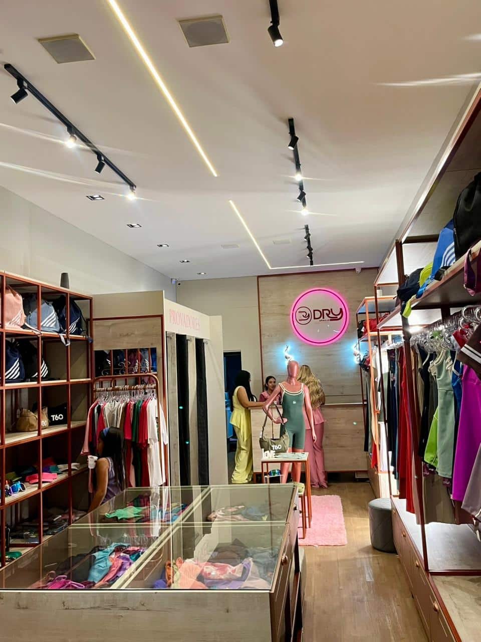 A Dry Araújo Moda Fitness fica localizada na avenida Ataíde Teive, 5822, Santa Tereza.