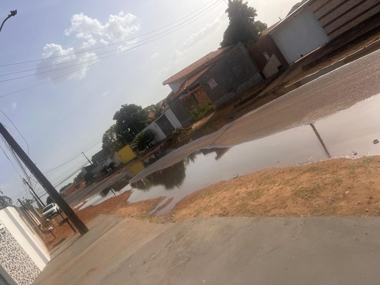 Esgoto a céu aberto na Rua Libra