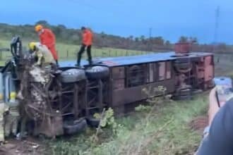 acidente após ônibus da Asatur tombar na BR-174
