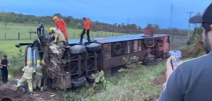 acidente após ônibus da Asatur tombar na BR-174