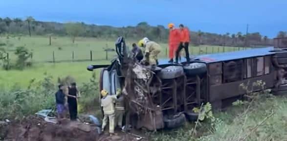 problema com ônibus da Asatur tombar na BR-174