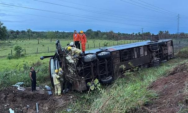 problemas após ônibus da Asatur tombar na BR-174