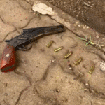 Irmãos presos com arma artesanal