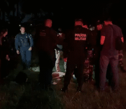 Homem tenta tomar arma de policial