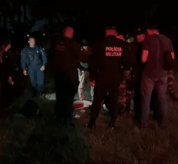 Homem tenta tomar arma de policial