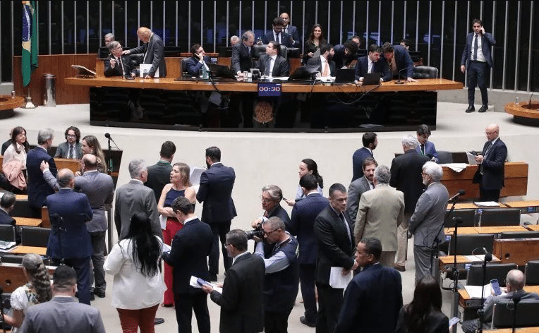 Deputado de Roraima vota contra o fim da escala 6x1