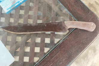 marido ameaça matar mulher com faca em Normandia