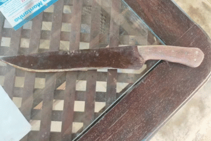 marido ameaça matar mulher com faca em Normandia
