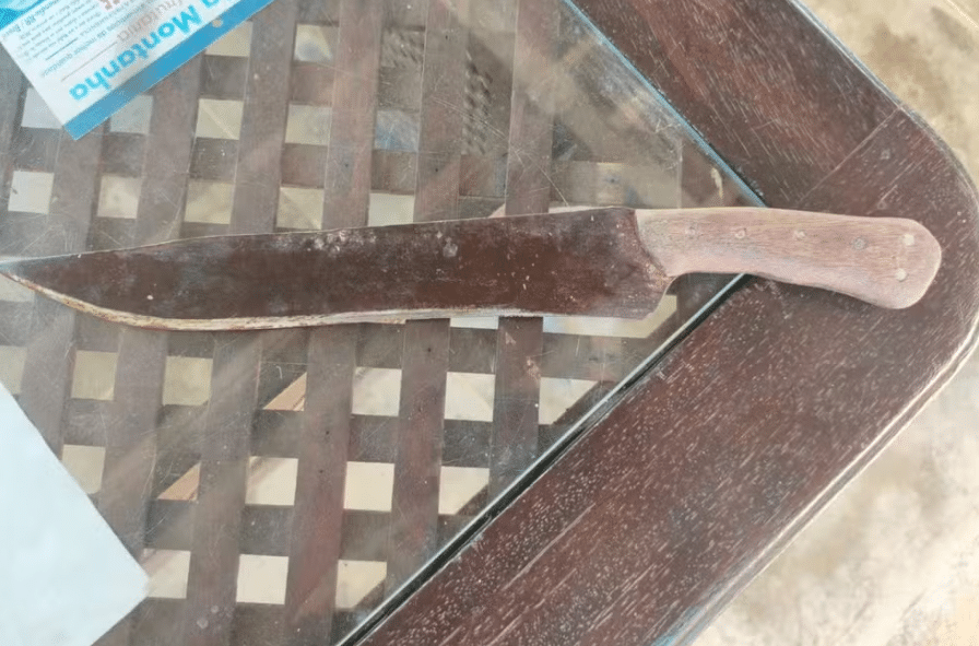 marido ameaça matar mulher com faca em Normandia