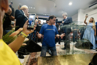 Flávio Bolsonaro quer tirar título de Nossa Senhora Aparecida