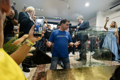 Flávio Bolsonaro quer tirar título de Nossa Senhora Aparecida