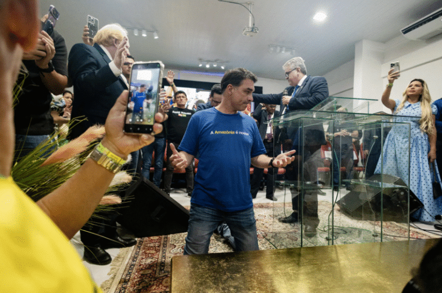 Flávio Bolsonaro quer tirar título de Nossa Senhora Aparecida