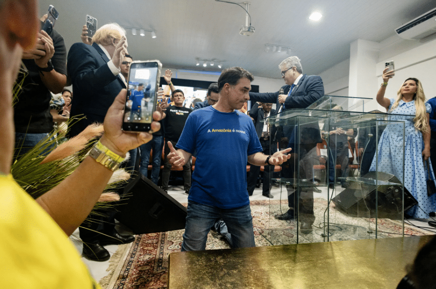 Flávio Bolsonaro quer tirar título de Nossa Senhora Aparecida